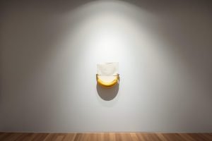 L’opera ‘Comedian’ di Cattelan torna a far discutere: la banana da 120.000 dollari